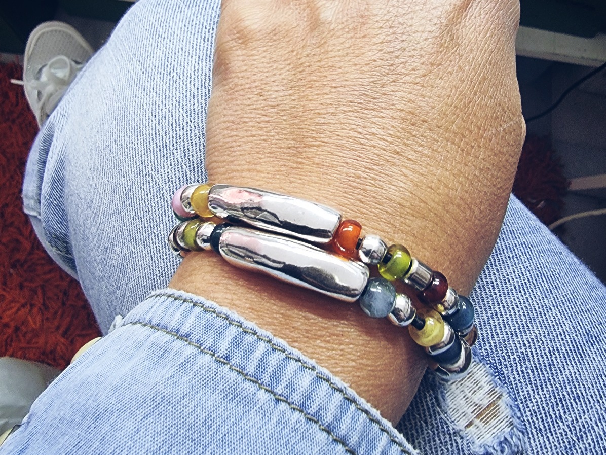 Pulsera elástica con bolas de cristal y zamak
