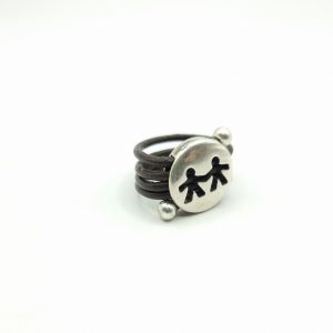 Anillo de cuero con pieza de niños