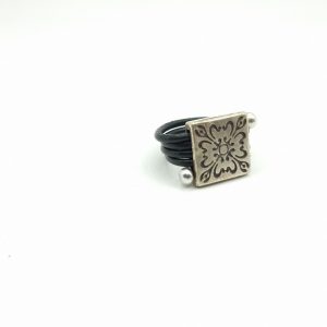 Anillo de cuero con pieza cuadrada