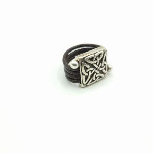 Anillo de cuero con pieza grecas