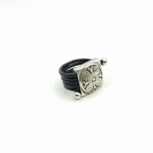 Anillo de cuero con pieza de zamak
