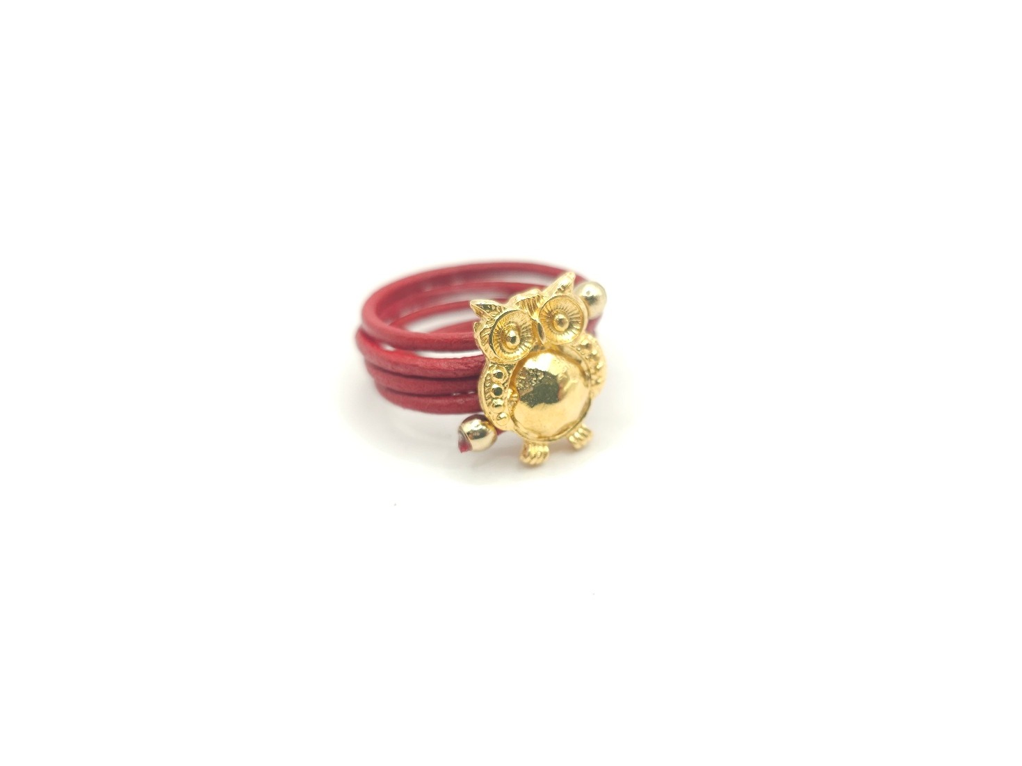 Anillo de cuero con búho dorado