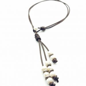 Collar de cuero anudado con perlas