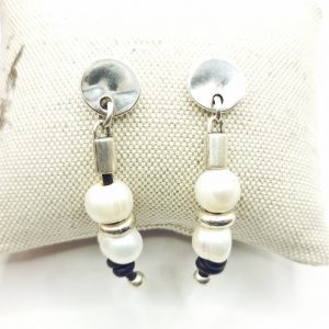 Pendientes largos con perla de río asimétrica