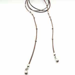 Collar largo de cuero plano y bolas