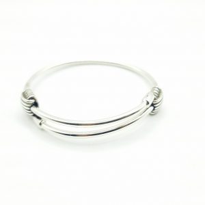 Pulsera rígida con doble nudo