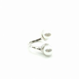 Anillo perlas blancas cruzado