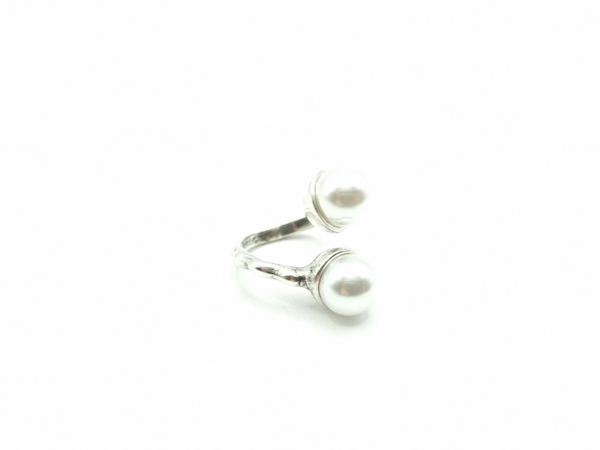 Anillo perlas blancas cruzado