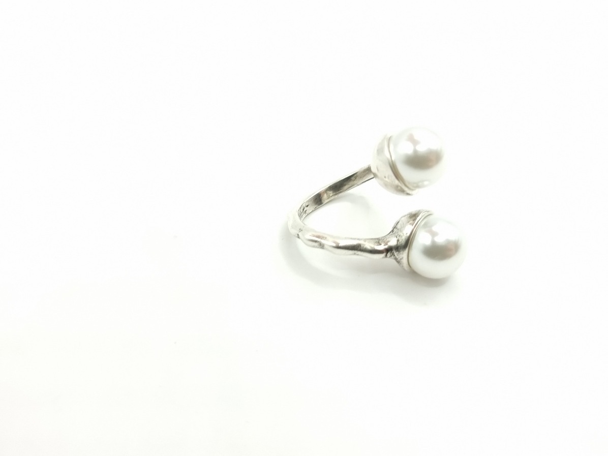 Anillo perlas blancas cruzado - Imagen 2