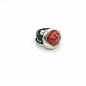 Anillo de cuero con pieza de zamak