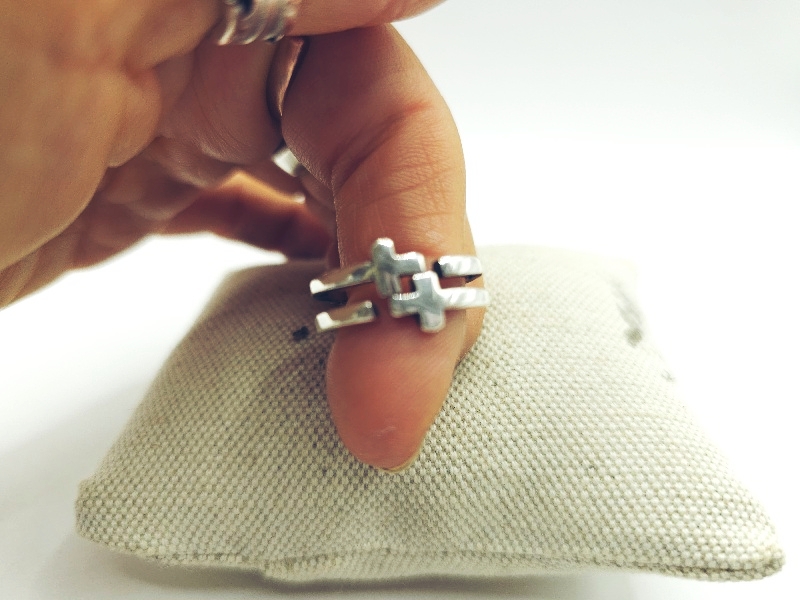 Anillo cruces cruzados