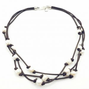 Collar corto de cuero con perlas de río