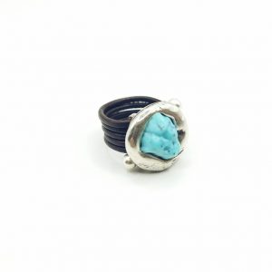 Anillo de cuero con pieza turquesa de zamak