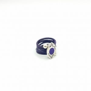 Anillo de cuero con pieza morada de zamak