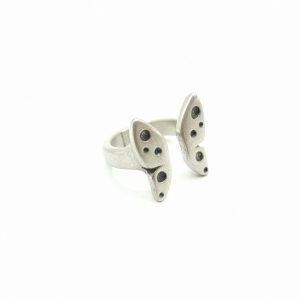 Anillo mariposa abierta de zamak