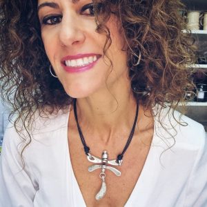 Collar de cuero con libélula colgada de alas