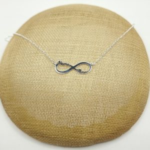Collar de plata con infinito grabado
