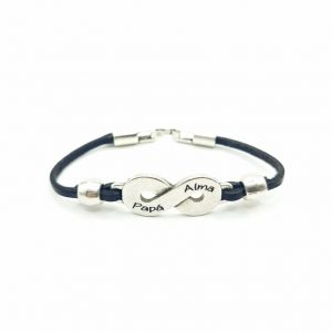Pulsera de cuero con infinito grabado