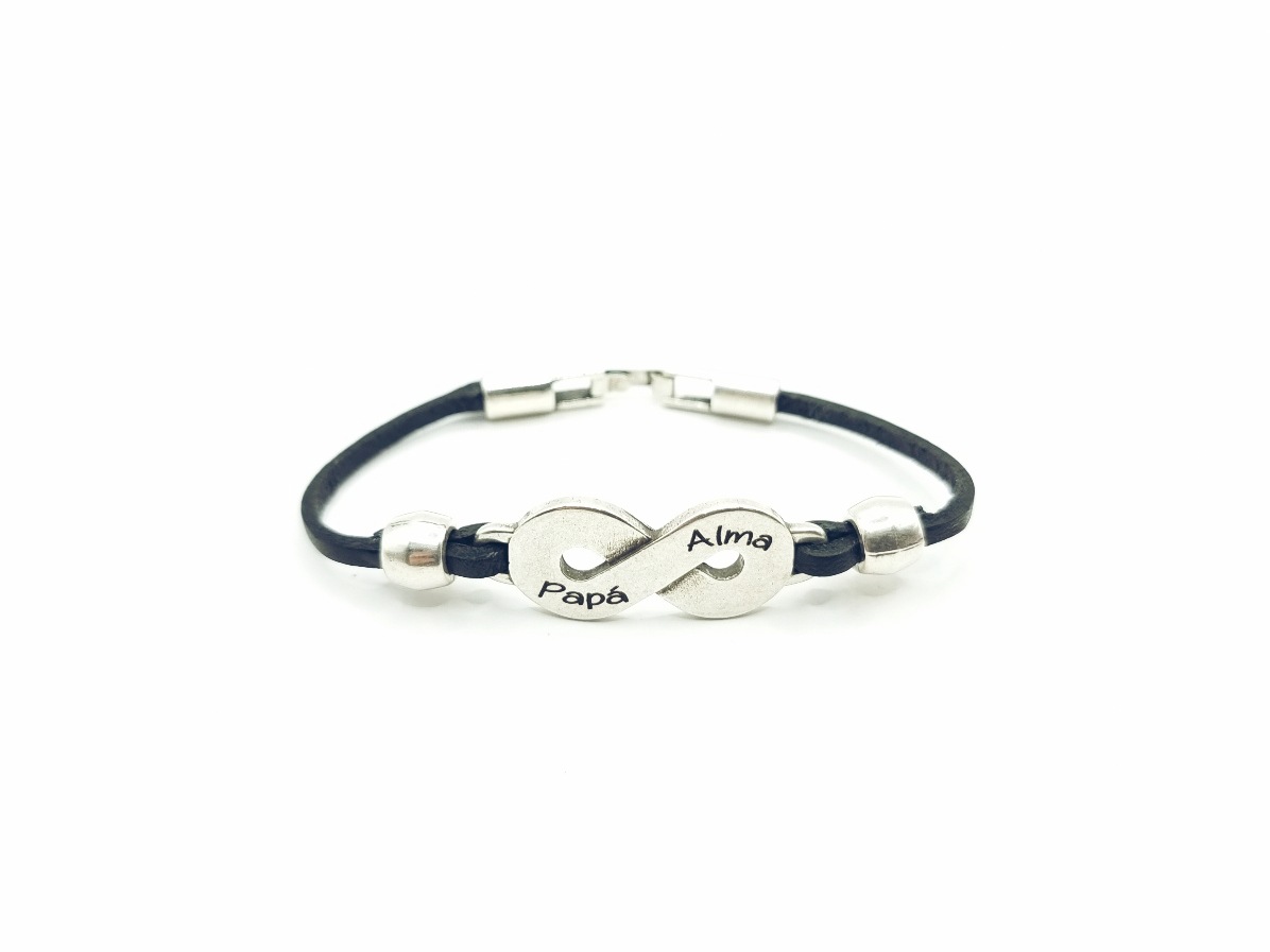 Pulsera de cuero con infinito grabado