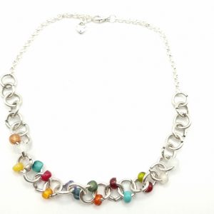 Collar de cadena con bolas de colores