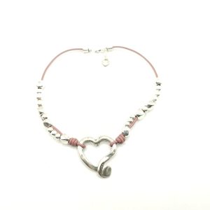 Collar de cuero con corazón