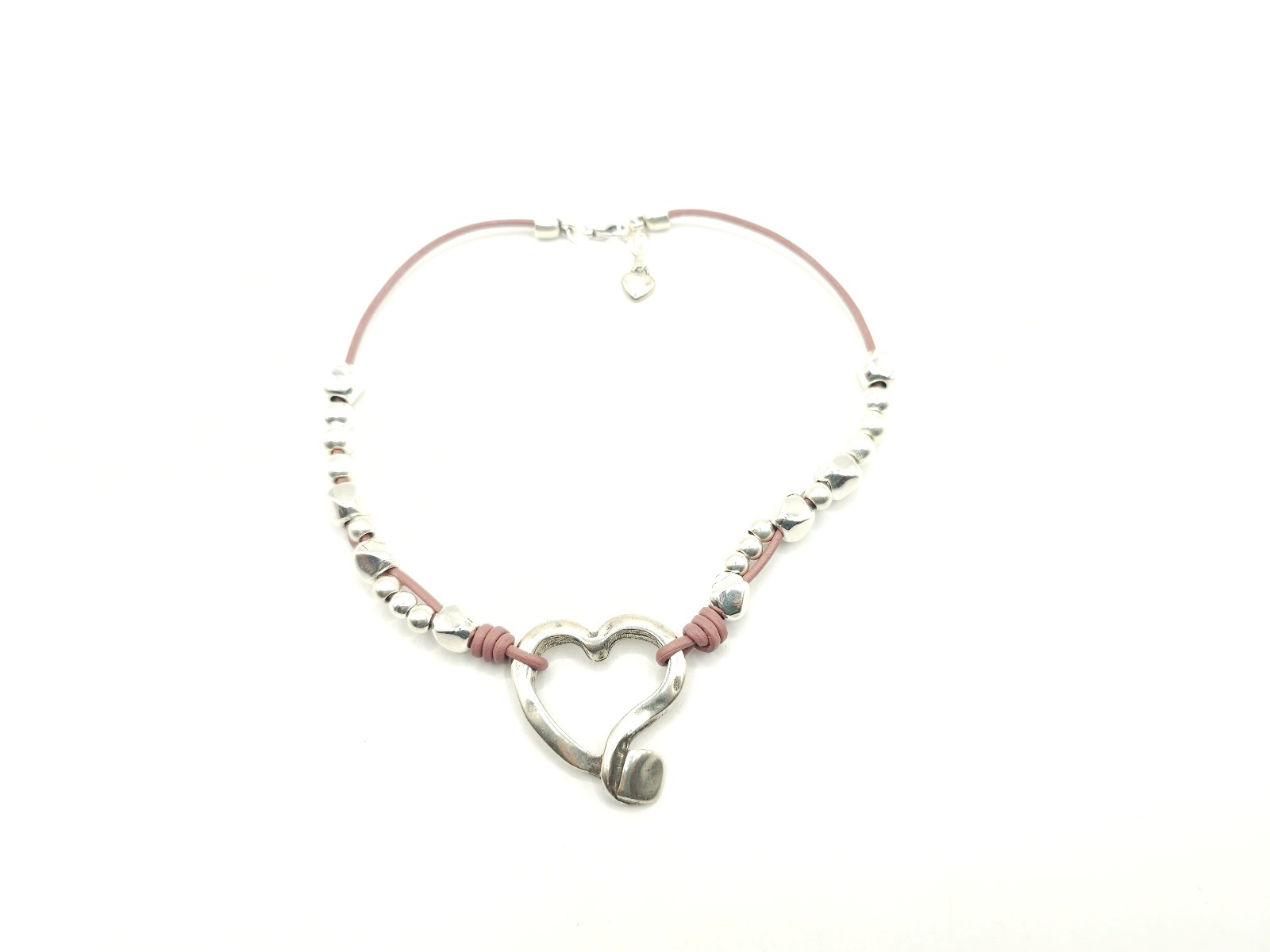 Collar de cuero con corazón