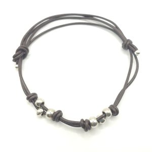 Collar de cuero adaptable con bolas