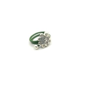 Anillo de cuero con flor
