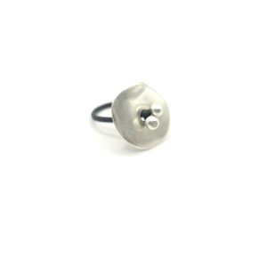 Anillo de cuero con disco