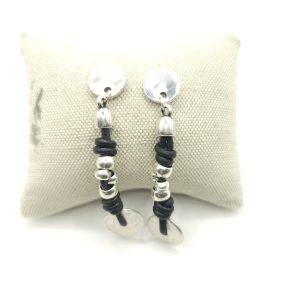 Pendientes largos de cuero con disco