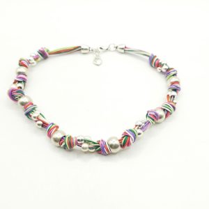 Collar multicolor con bolas de zamak