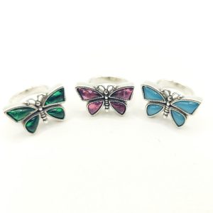 Anillo de mariposa con cristal de color