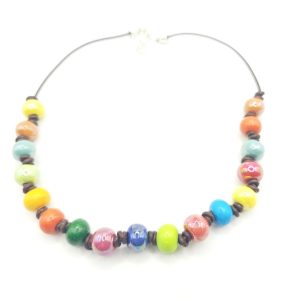 Collar de cuero con bolas de cerámica de colores