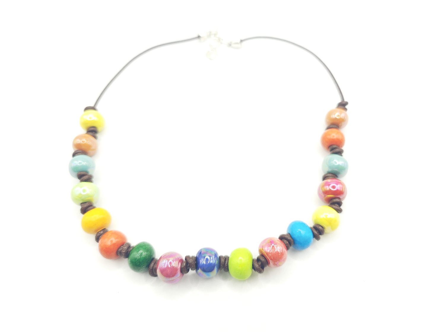 Collar de cuero con bolas de cerámica de colores