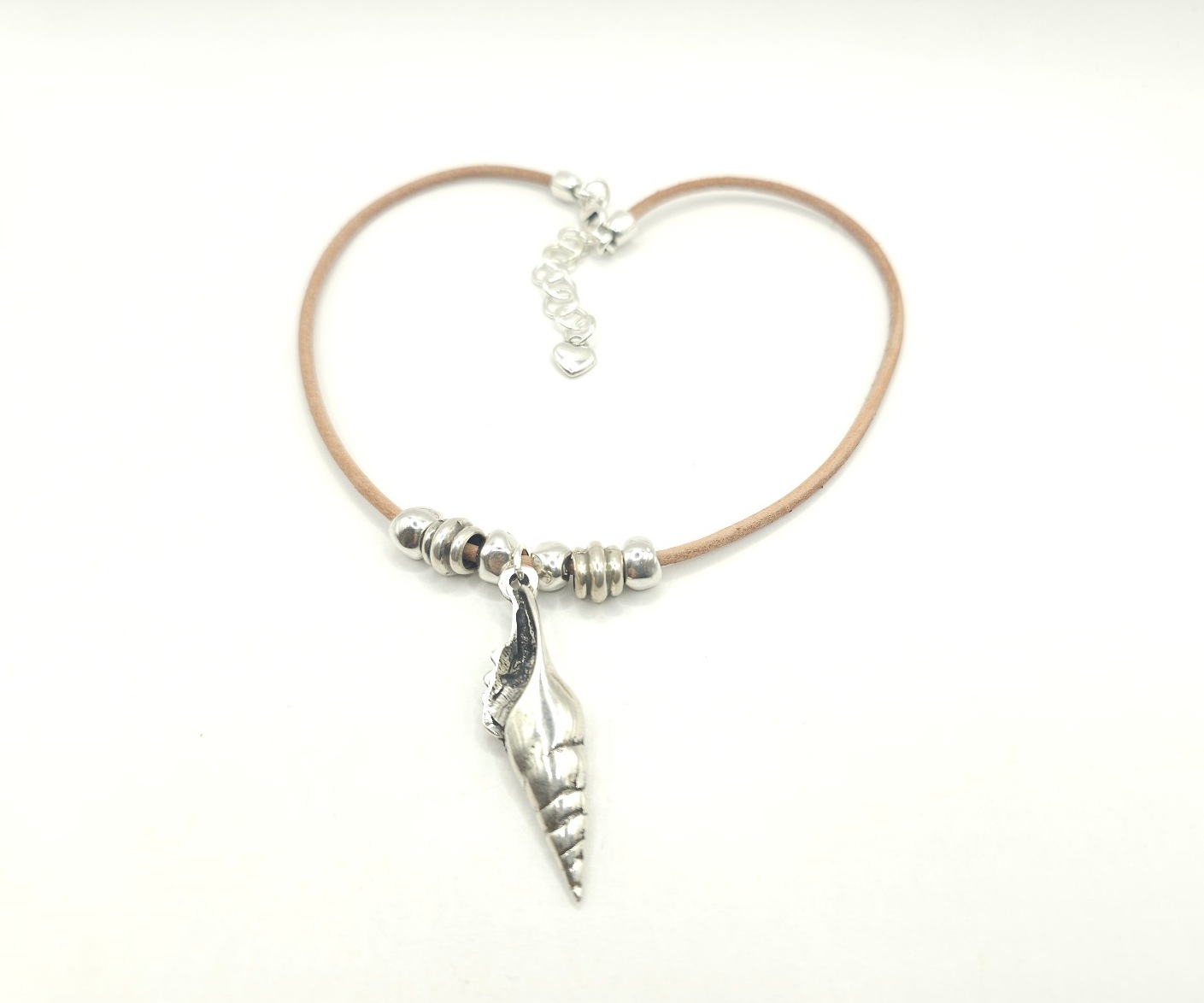 Collar de cuero con colgante de caracola