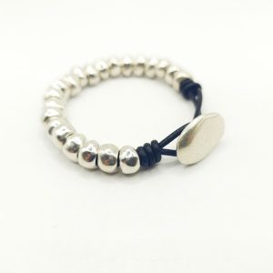 Pulsera de bolas con cierre de botón