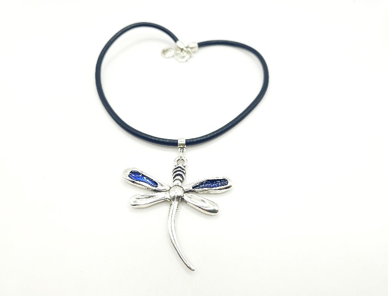 Collar de cuero con libélula