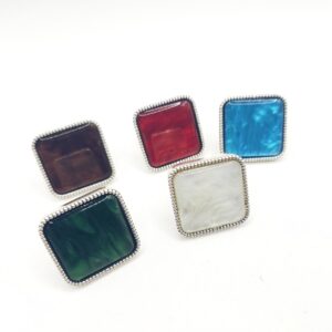 Anillo cuadrado con cristal nacarado