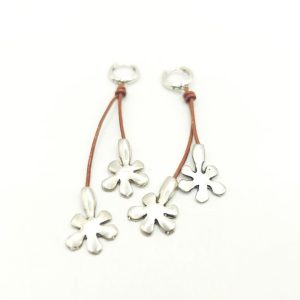 Pendientes de cuero con flor doble