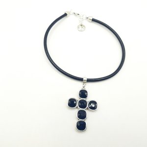 Collar de cuero con cruz de cristal