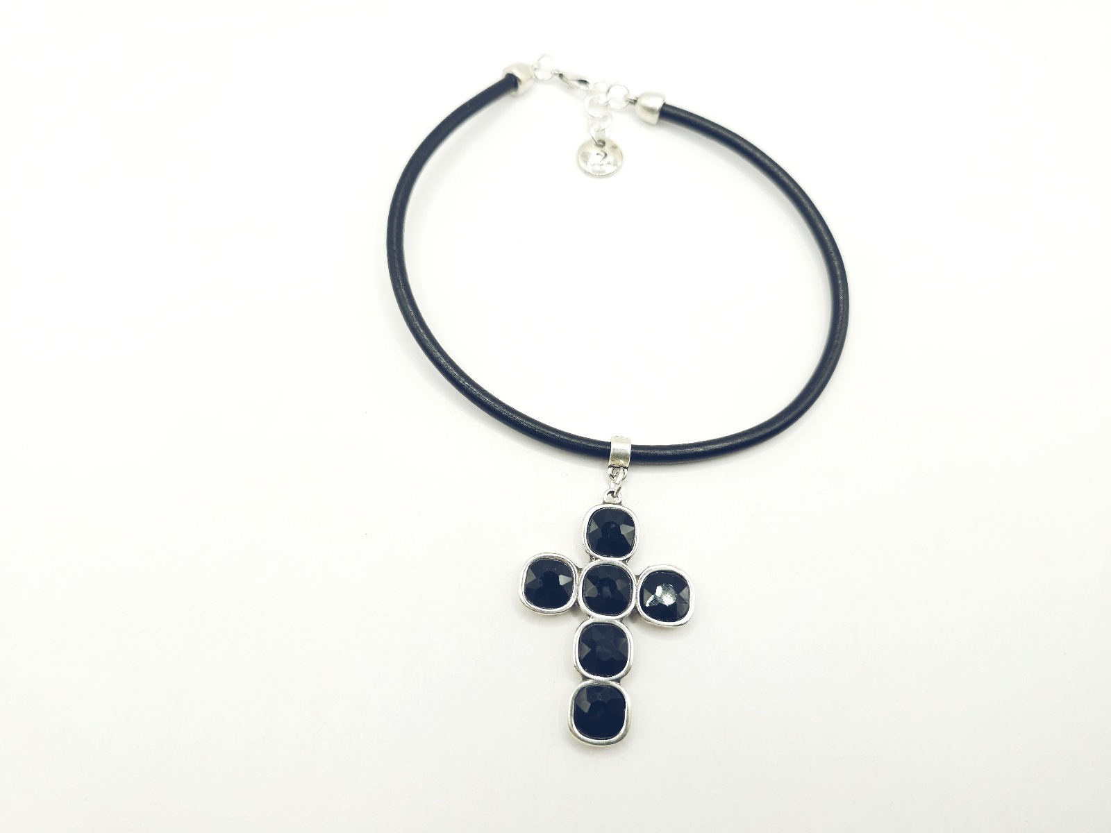 Collar de cuero con cruz de cristal