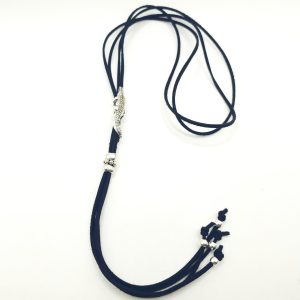 Collar largo con animal trepador
