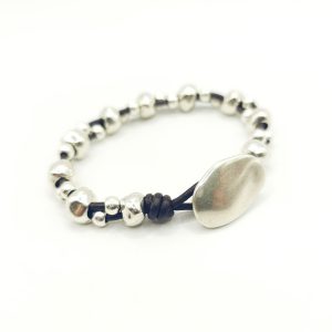 Pulsera de cuero con bolas y cierre botón