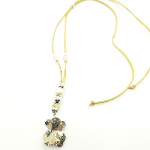Collar de cordón de ante con oso de cristal