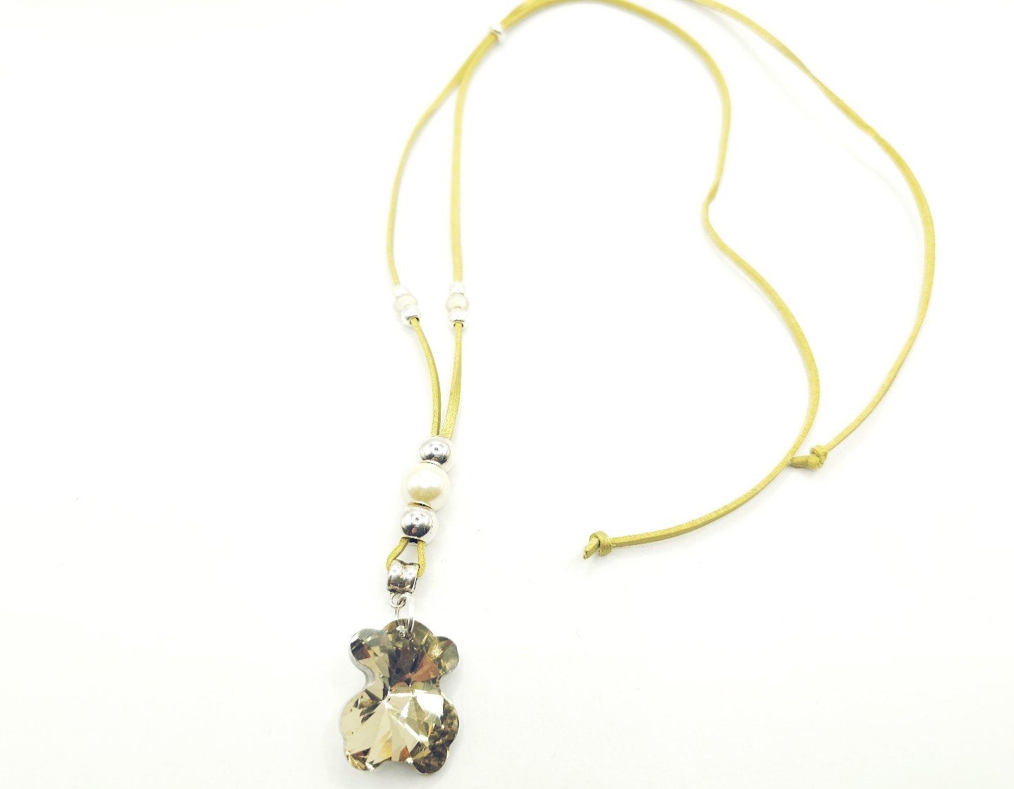 Collar de cordón de ante con oso de cristal