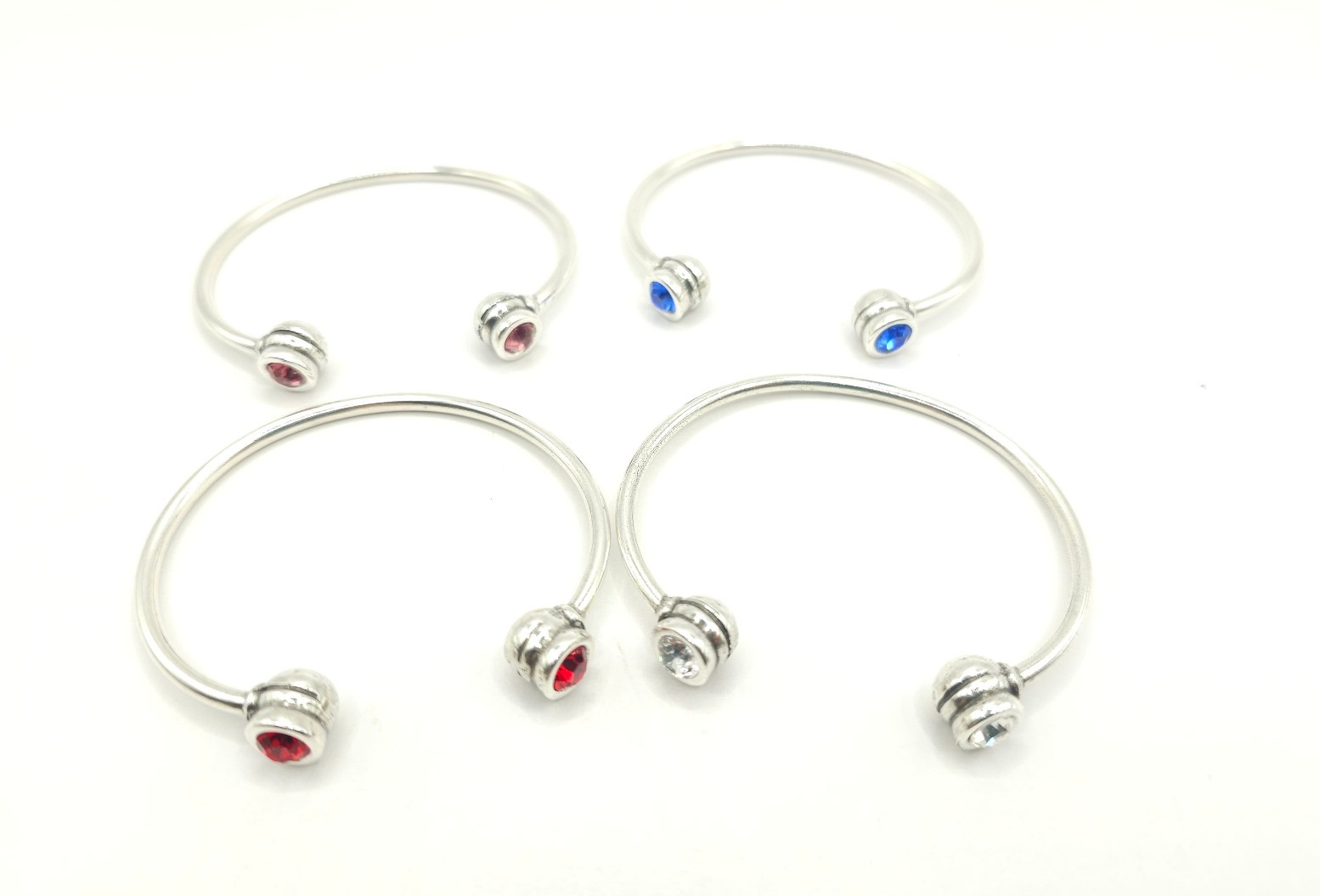 Pulsera rigida con cristales de colores