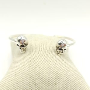 Pulsera rígida de calaveras