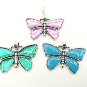 Colgante de mariposa esmaltada
