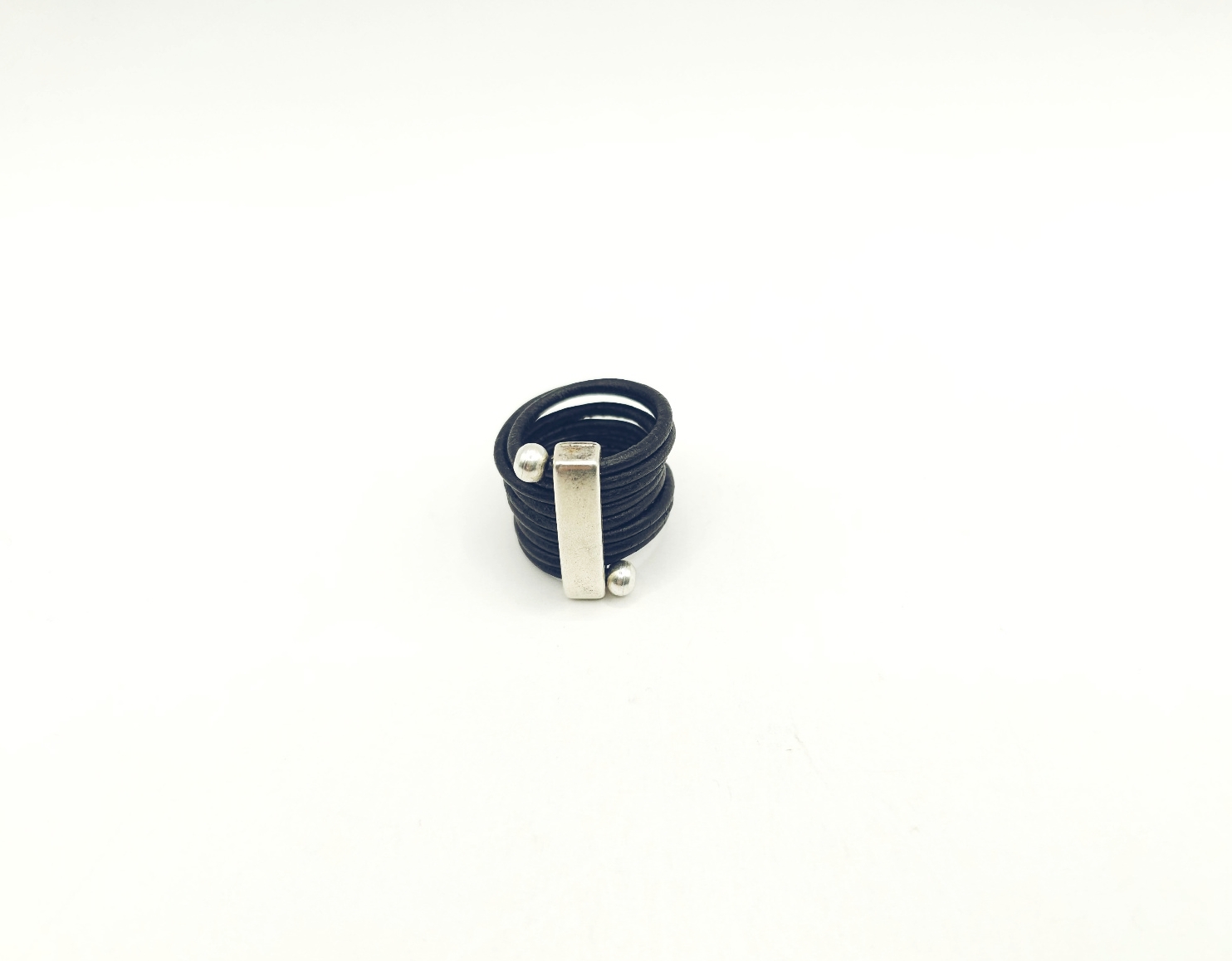 Anillo de cuero con pasador liso