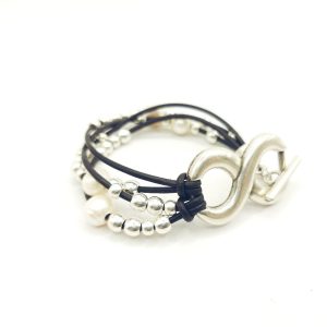 Pulsera de cuero con infinito enorme y perlas de rio asimetricas